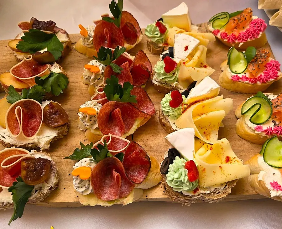 Kanapky s uzeninami a sýry, ukázka z cateringu Hotelu Zetocha
